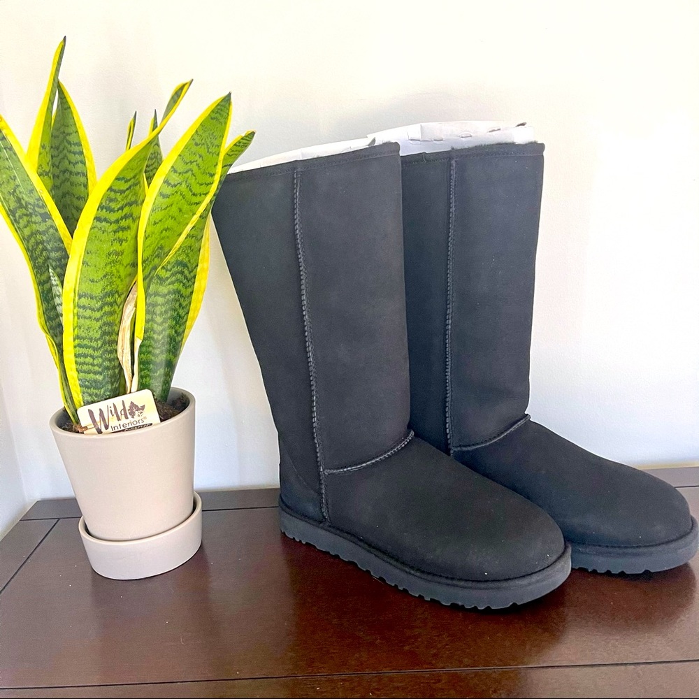 UGG Women’s Classic Tall II Boots size US10